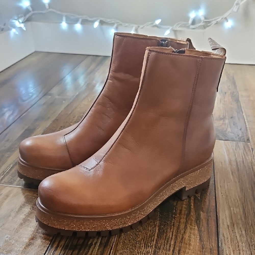Taos‎ Footwear Tan Leather Ankle Boots